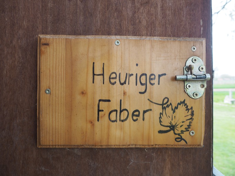 Mein Geheimtipp an dieser Stelle: Heuriger Faber. Guter Wein, gute Speisen, gute Lage: Mit Blick über die Landschaft und bis über Wien zum Schneeberg.