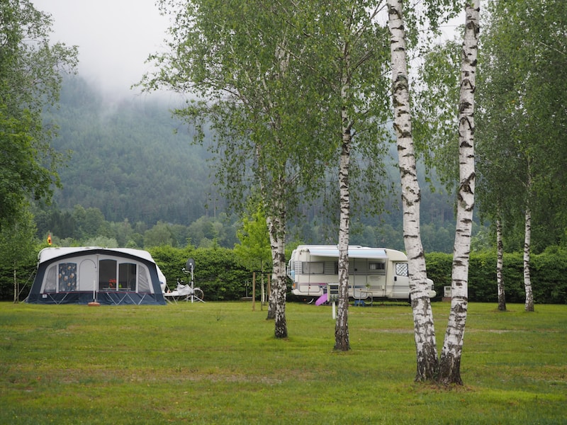 ... bis hin zum gemütlichen Grün des Camping Rosental Roz Campingplatzes ...