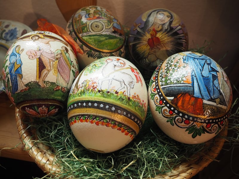 Zu den Werken, die Maria bemalt, gehören unter anderem diese wunderschönen Eier ...