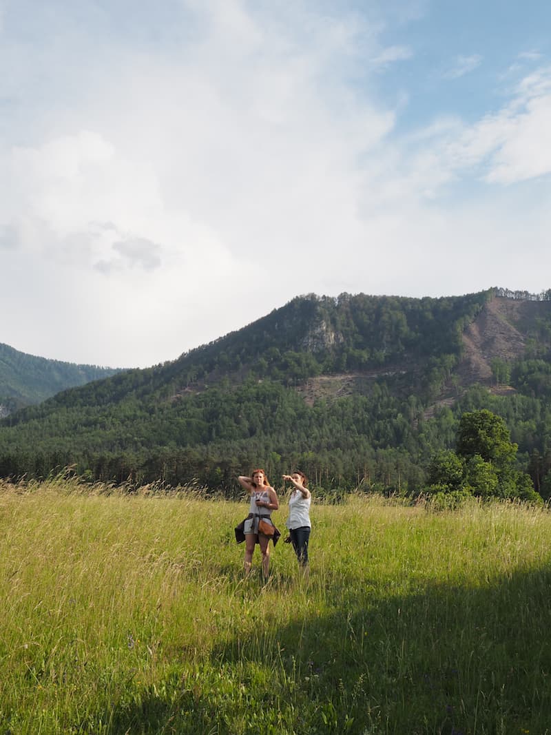 Bald nach unserer Ankunft bietet uns Gastgeberin Katharina Wernig an, mit ihr die umliegende Landschaft bei einem ersten Spaziergang zu erkunden ...