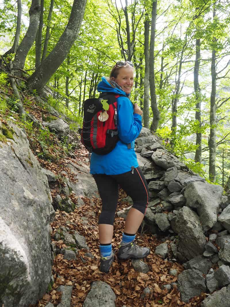 Auch ich fühle mich nach wie vor verzaubert und setze der vielen Kriegsgeschichten-Energie entlang des Waldweges hier meine glückliche Jakobsweg-Energie entgegen, auf dem ich noch wenige Wochen zuvor erst unterwegs war ..!