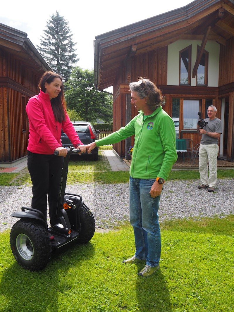 Am Morgen nach dem Frühstück, das wir im gemütlichen Wirtshaus ums Eck einnehmen, gibt uns Sepp Kolbitsch eine Einführung in seine Segways ...