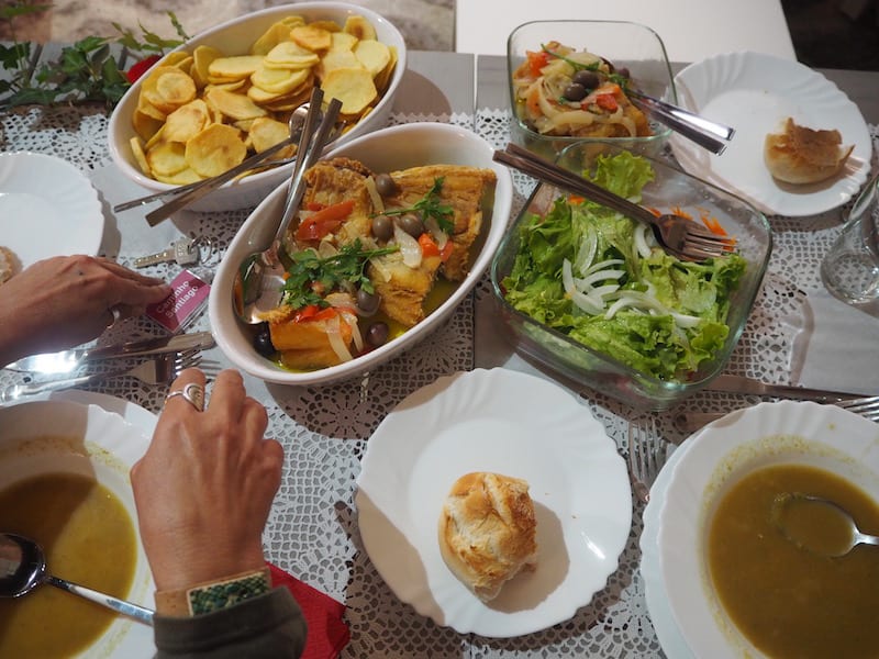 ... auch das Abendessen hier sehr, hm, pittoresk: Traditioneller "Bacalhão" (Kabeljau) mit Kartoffeln, Salat & Gemüse.