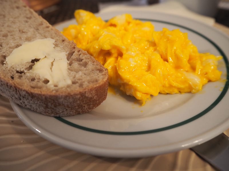 Last but not least: Wer könnte Eiern von solch intensivem Gelb, Butter von solch intensivem Geschmack und dem Geruch von frisch gebackenen Brot zum Frühstück schon widerstehen ..?