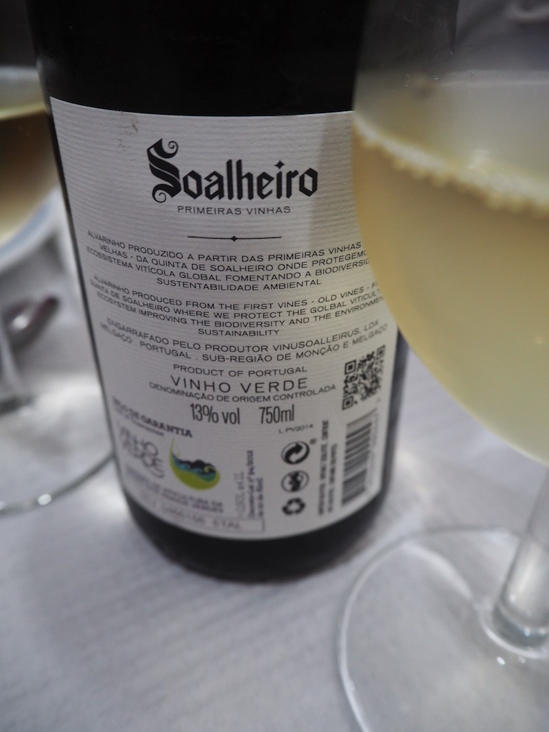 Prost mit etwas ganz Besonderem: Das Weingut Soalheiro produziert ausgezeichneten Alvarinho-Weißwein aus dem nördlichen Portugal, spendiert von dem Weinunternehmen Adegga ...