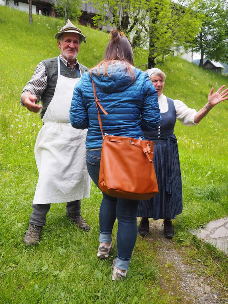 Lesachtaler Originale: Brigitte Luger (rechts außen) bei der Begrüßung von Ingeborg (Mitte) mit ihrem Mann Leopold Lugger, welcher laut ihren Angaben "die Knödeln macht." Sie selber mache "das Internet!", erklärt sie uns stolz!