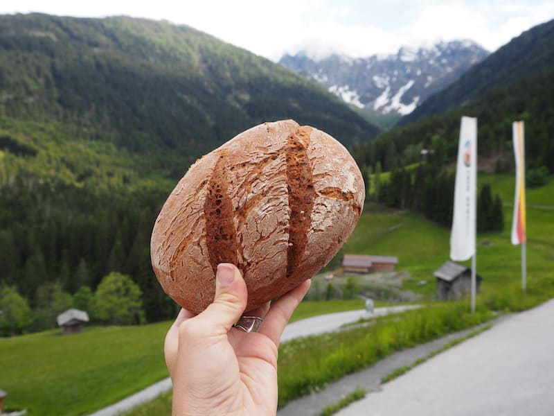 ... mit diesem köstlichen, selbstgebackenen Brot im Lesachtal. Oh yeah!