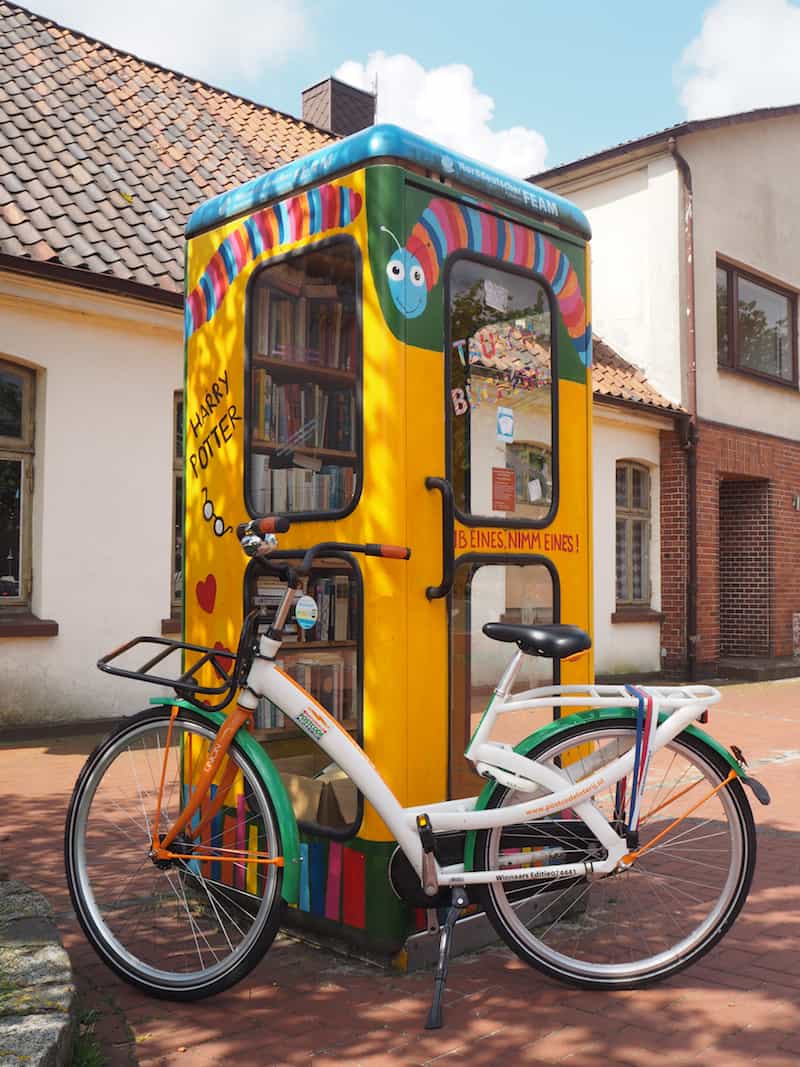 Schmuckes Fahrrad: Unterwegs zur Farbenpracht in der Lüneburger Heide, hier an der Telefon-Bücherzelle von Schneverdingen!