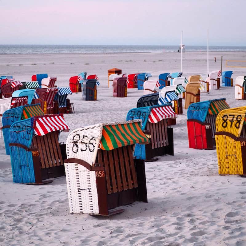 Bleibt nur noch, Euch zu guter Letzt in einen der bunten Strandkörbe zu pflanzen und all die Inspiration, die Ruhe und Gemütlichkeit auf Euch wirken zu lassen ...