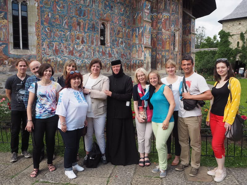 Meine liebe EUROPETOUR Kulturtourismus-Gruppe ermöglicht mir diese Art von Begegnung: Mit Nonnen Tatjana im Kloster Moldovita im wahrsten Sinne des Wortes über "Gott und die Welt" philosophieren - Unbezahlbar.