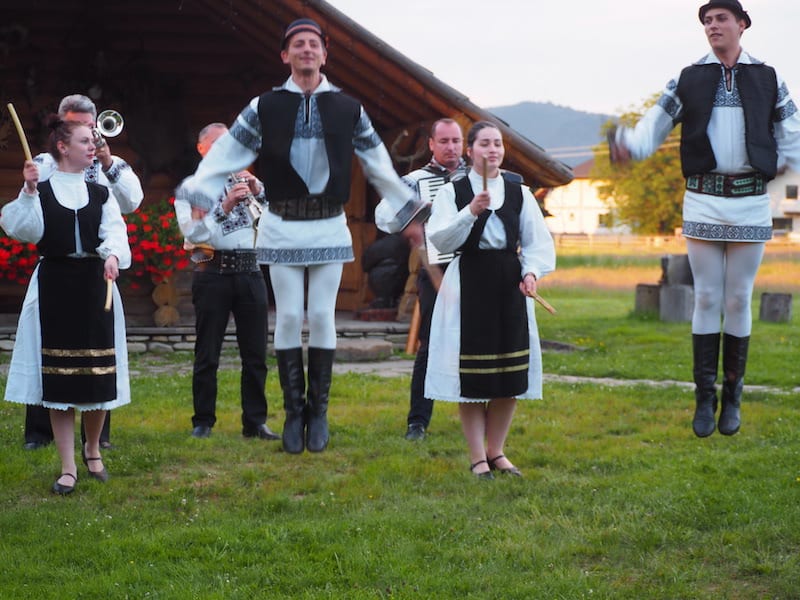 ... kann zu rumänischen Tanz- und Folklore-Darbietungen abheben!