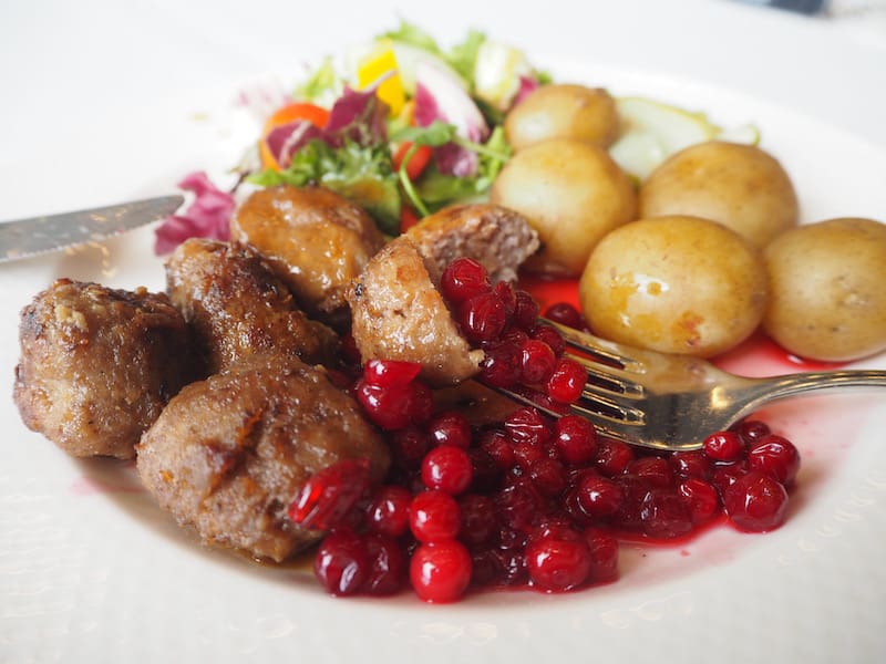 ... geliebtes Schweden, Du siehst uns wieder - schon alleine aufgrund Deiner köstlichen Köttbullar mit original Preiselbeer-Sauce und Kartoffeln. Mahlzeit!