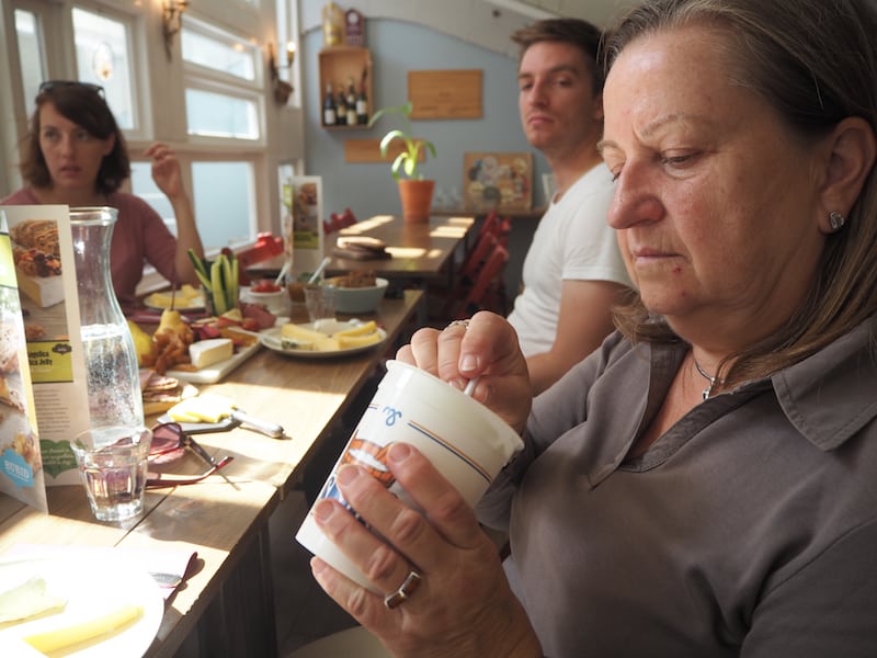 "In order to fix our desserts, we had to put the fat back in. Skyr is virtually fat free", meint Eirny lächelnd und erklärt das berühmteste Milchprodukt Islands: SKYR.