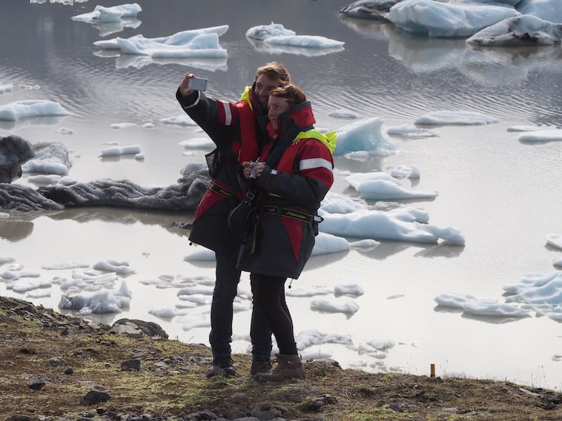 Und manchmal, da kommt es vor, dass man dann ganz viel anhat, wie beim Selfie vor der Gletscher-Lagunen-Bootsfahrt ...