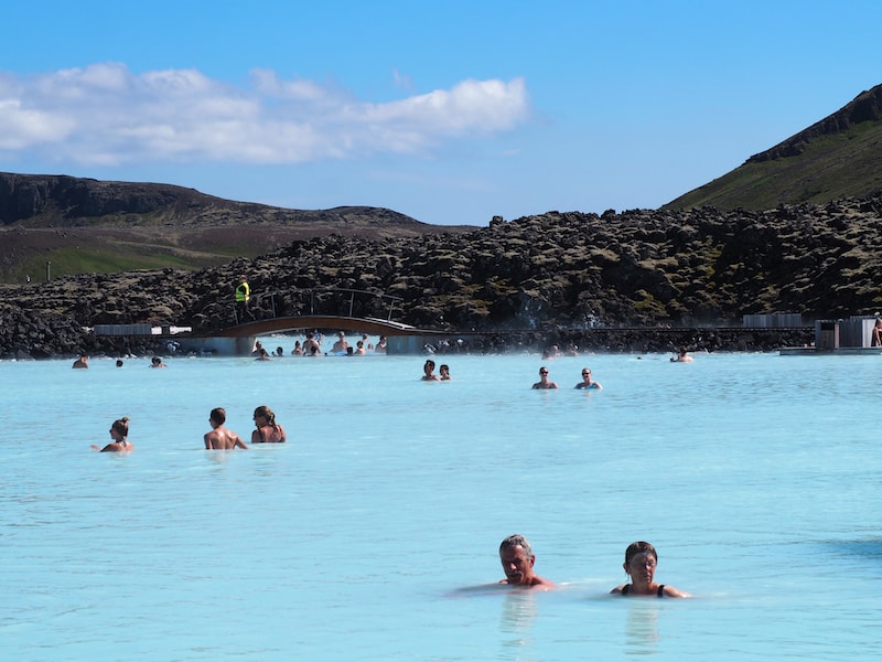 Von gleißend hellen Tagen im Licht der Sommersonne, bei gut 20°C in Islands berühmter "Blue Lagoon" ...