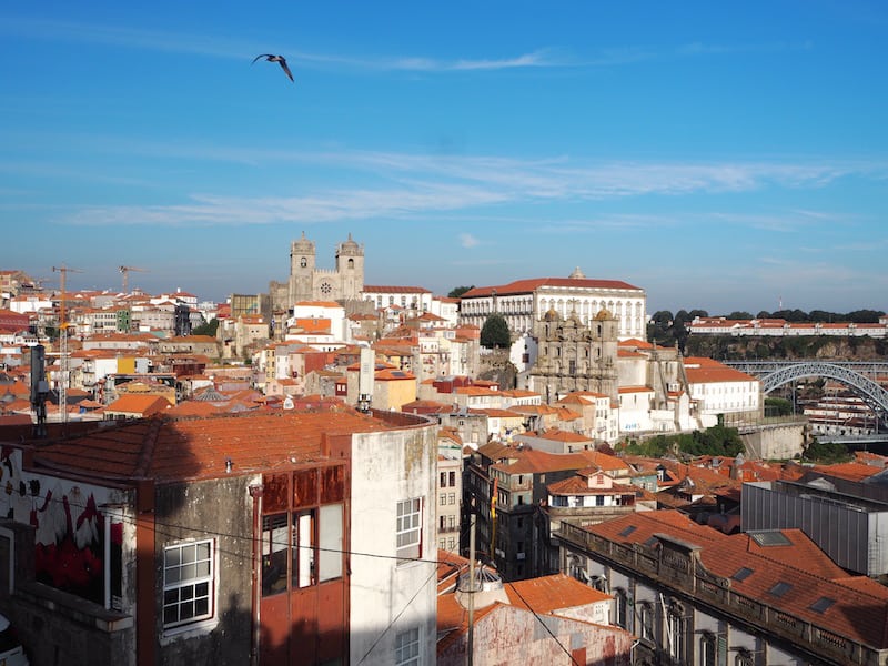 ... und führt uns erneut zu einem meiner Lieblings-Aussichtsplätze über die Stadt Porto: Den Miradouro da Vitória, dessen Aussicht mich übrigens schon einmal soweit inspiriert hat, die Stadtansicht Portos von hier aus zu malen. *seufz* ... Porto!