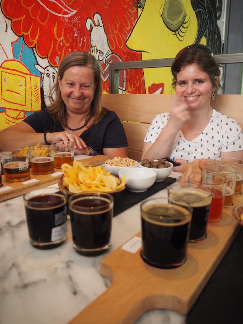 Patrícias Tour startet in der innovativen Start-up-Craft-Beer Brauerei "Dois Corvos", mitten im ... Stadtteil, der als einer der dynamischsten für die zukünftige Entwicklung der Stadt Lissabon gilt.