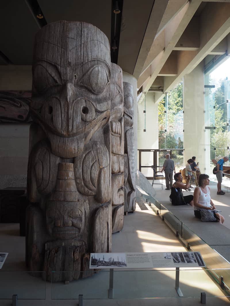 ... sowie das Anthropologie-Museum, beide auf demselben Campus errichtet und uns Besuchern einiges über die "First Nations" der Pazifikküste von British Columbia erklärend ...