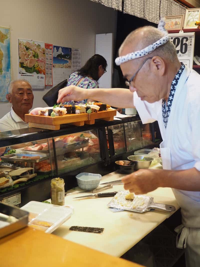 ... denn hier könnt Ihr dem Küchenchef mächtig auf die Finger sehen, wie er jedes einzelne Sushi mit viel Geschmack und Hingabe "zaubert" ...