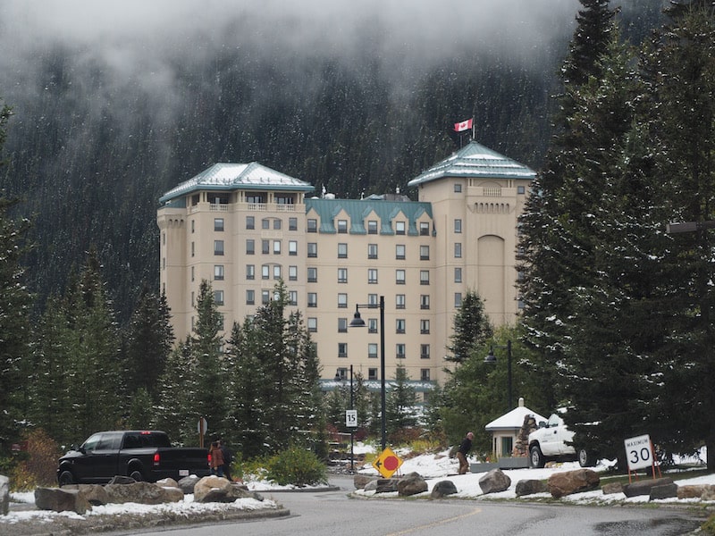Another must-see stop for any first-time visitor on the Jasper - Banff Highway is the Fairmount Hotel at Lake Louise, reminiscent even of that Palace Neuschwanstein in southern Bavaria I've been at earlier this year ..!