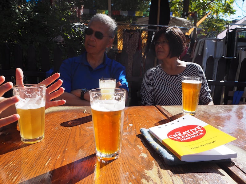 ... as well as time to sit down and socialise over (just) drinks in the beautiful autumn sun that day: Love our time chatting with Linda & Gordon from Calgary, talking about life, love, the universe and - "The Creative Traveler's Handbook" of course ...!