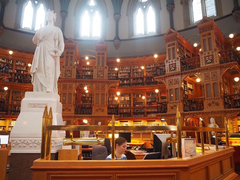 ... loved the library on our visit: What a beautiful part of the building!