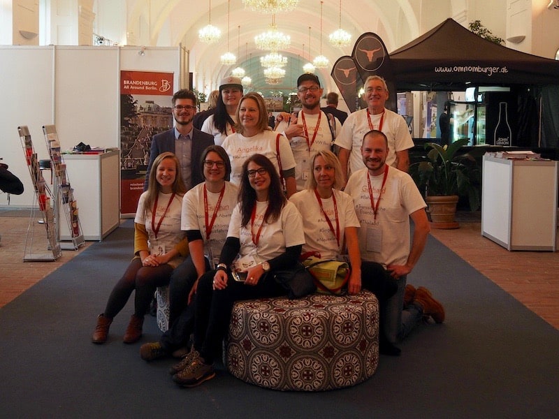 Zur Einstimmung versammelt sich ein guter Teil des ReiseBlogger-Teams am Beginn des ReiseSalon in Wien ...