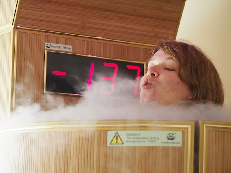 ... dazu passend gibt es Wellness-Angebote wie das der "Kryo-Sauna", bei der meine tapfere Freundin Janett in ein -170°C kaltes "Becken" getaucht wird : Soll den Kreislauf beleben. Mehr dazu lest Ihr auf ihrem Reiseblog!