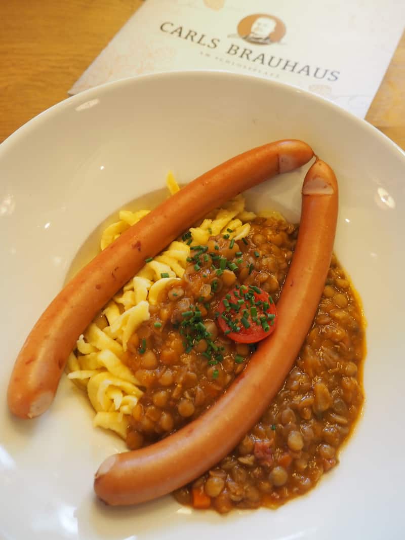 ... wir genießen die Diskussion um diese und ähnliche Dinge beim Mittagstisch im traditionellen Brauhaus am Schlossplatz ...