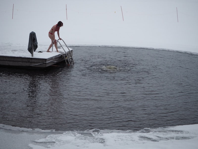 ... opening up the view of what's recommended after each sauna session: A dip in the adjacent ice hole in the lake ..!