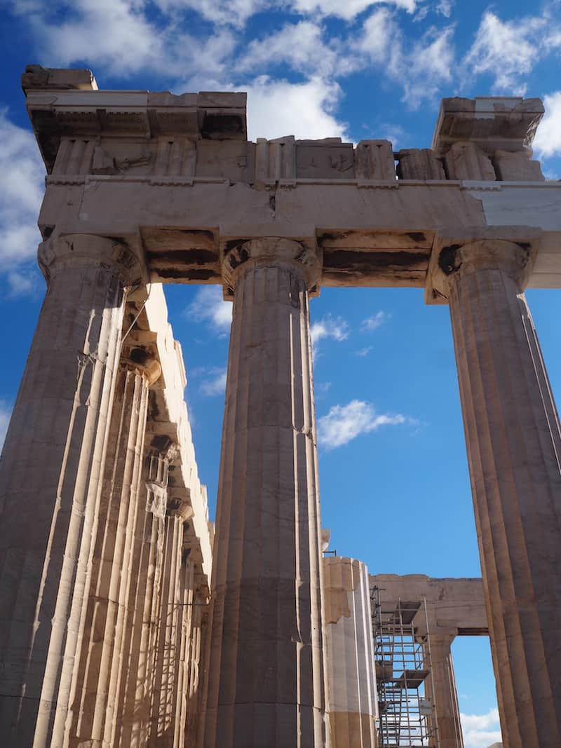 ... zu der berühmten Akropolis aufschauen ...