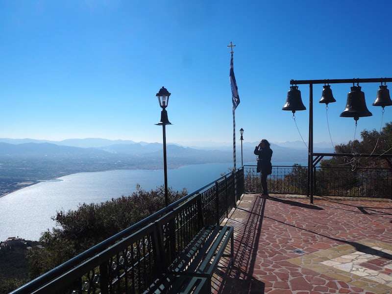 ... sowie magischen Ausblicken über die gesamte Meeresbucht: Blick vom Balkon des Klosters "Iosios Patapios" aus.