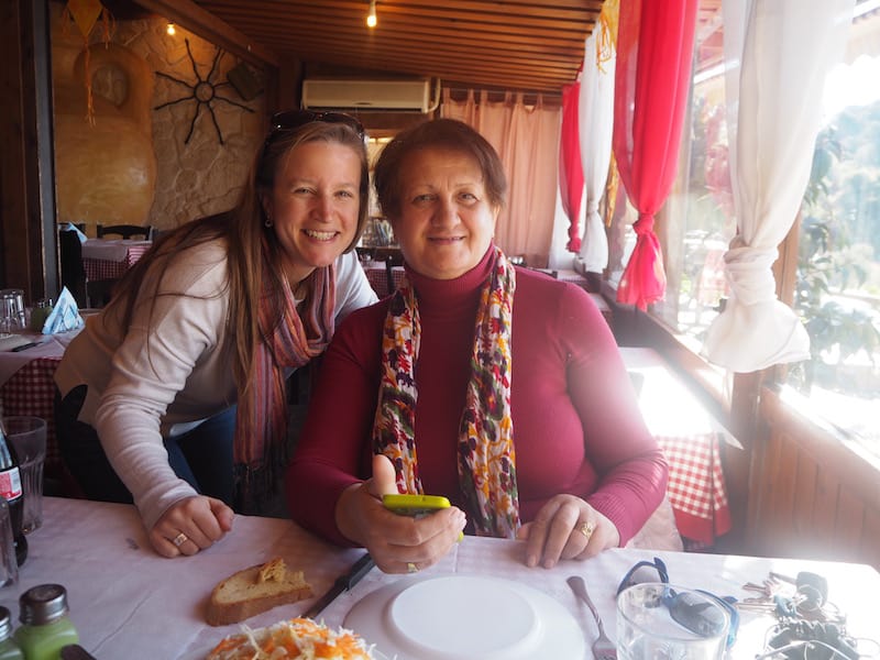 ... Maria, diese liebe griechische Oma hier, mit ihrer Freundin Maria ebenfalls zu Besuch in Patapios, lädt mich spontan ein mit ihnen Mittagessen zu gehen ...