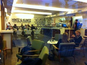 Hier vorbeischauen: Das Hintz & Kuntz in Mainz ist schon alleine wegen seiner gemütlichen Stimmung, der gechillten Kellner & Getränke einen Besuch wert!