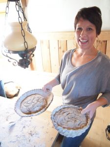 Bernadette zeigt's vor: Frisch geformte, kunstvoll verzierte Laiber Brot herzustellen macht Spaß und Lust auf eine spätere Kostprobe: Ca. eine Stunde dauert der Backvorgang im traditionellen Holzofen.