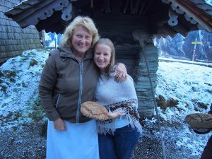 Als Kreativ-Reisende, welche Roswitha schon im Juli 2011 im Rahmen eines ihrer "Wie mache ich mir ein Butterbrot-Kurse" besucht hat, freue ich mich riesig ob des geglückten Wiedersehens in weiterer Funktion als Reiseberichterstatterin!