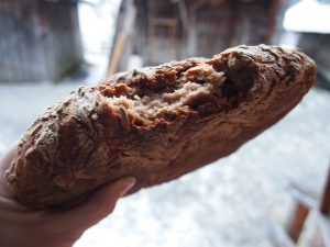 Zum Anbeißen: Frisch gebackenes Holzofenbrot ist wahrlich mit nichts zu vergleichen. Ein Traum!