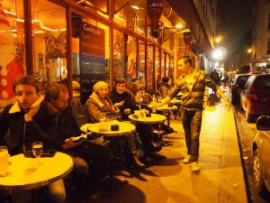 Wir mögen sie, die Pariser: Mit ihrem eleganten Hüftschwung, ihren frisch-parlierenden Worten, ihrem Charme (wehe dem, der kein Französisch spricht ;)), ihren süßen Straßen-Cafés die dank Wärmestrahler auch den ganzen Winter über draußen Betrieb feiern. Ein ökologischer Wahnwitz - der sich Besuchern gegenüber fotogen darstellt.