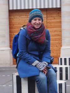 Kurze Rast: Im Winter nimmt man eigentlich nur für ein Foto draußen Platz - es sei denn, man ergattert eine Wärmelampe in einem der berühmten Pariser Straßencafés.