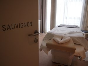 Behandlungsraum "Sauvignon", in der Südsteiermark auch als Morillon bekannt: Hier lasse ich mich im Rahmen der Hydromemory-Massage reichhaltig verwöhnen. Eine 50-minütige Behandlung kostet dabei € 79,-