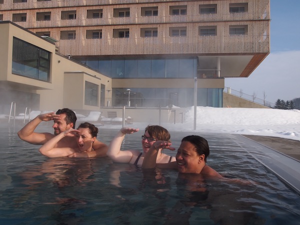 Nach einem gemeinsamen Abendessen in der "Steirischen Weinkuchl" haben wir schnell Freunde gefunden: Unter jungen Pärchen ist das LOISIUM Wine & Spa Resort Südsteiermark besonders beliebt.