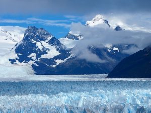 Der-Perito-Moreno-Gletscher-speist-sich-aus-den-gewaltigen-Eisfeldern-der-südamerikanischen-Anden.