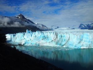 Der-friedliche-Spiegel-der-gewaltigen-Eismasse-des-Perito-Moreno-Gletschers-trügt-Beständig-kracht-und-knarrt-es-im-Gletschereis