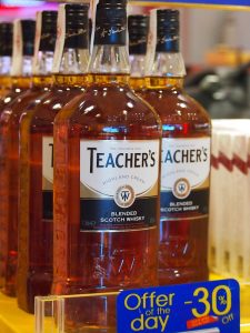 „Teacher’s Whisky“ aus Schottland: Ein guter Reisegefährte bei 24-stündiger Flugverspätung ...