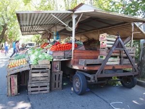 Zu Beginn des Kochkurses steht ein Besuch des Bauernmarktes auf dem Programm, der uns alleine schon durch den Geruch des frischen Obst und Gemüse in seinen Bann zieht.