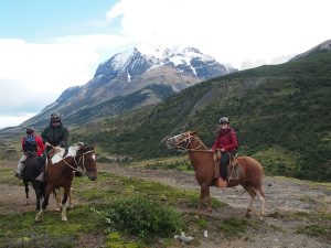 Das bin tatsächlich ich hier auf dem Pferd: Mit Blick auf Torres del Paine. Einfach atemberaubend ... :)