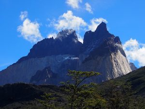 Diese faszinierende Berglandschaft der berühmten Torres del Paine zieht uns einfach immer wieder in ihren Bann ... Hier ein Blick auf die berühmten Los Cuernos, an deren Fuße wir campen.