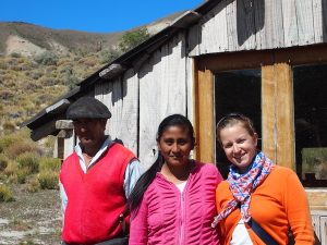 Nach einer ca. halbstündigen Wanderung erreichen wir die selbstgezimmerte Hütte der Familie hoch oben in den Cerros (Hügeln) von Villa Llanquín.