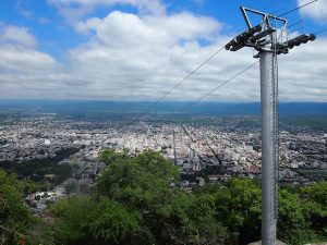 Von ganz oben jedenfalls genießt man einen herrlichen Blick auf die Stadt Salta.