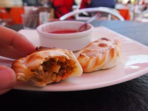 Mittagspause mit lecker gefüllten "Empanadas Saltenas" aus der Region.